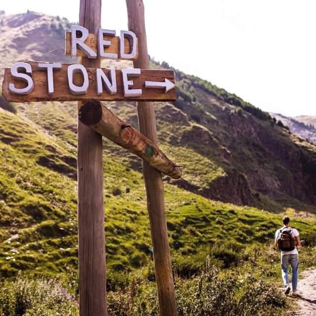 Red Stone Guest House Kazbegi Eksteriør bilde